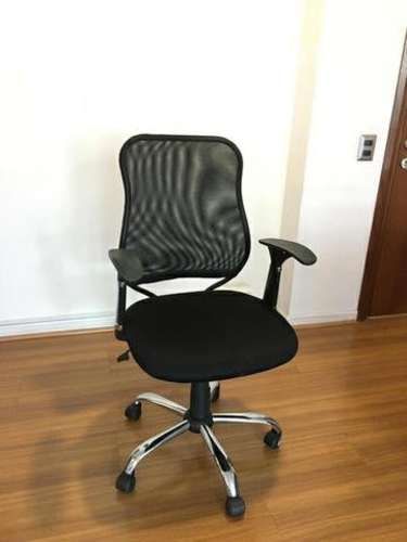 4 Sillas con apoya brazos y ruedas