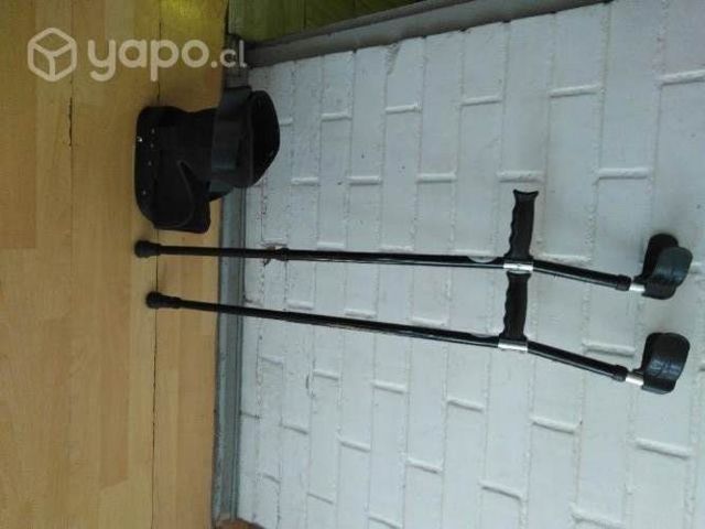 Muletas y bota ortopedica