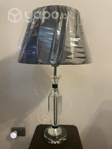 Lámpara de mesa con base de vidrio, marca Eglo