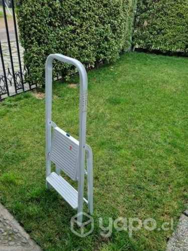 Escalera metálica dos peldaños