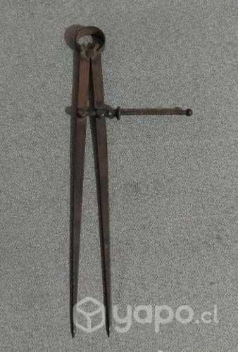 Antiguo compas de fierro de ajuste fino