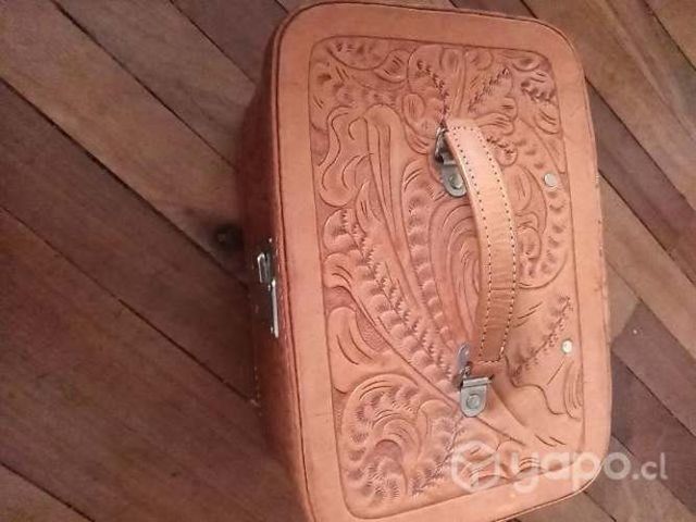 Nessesaire antiguo cuero