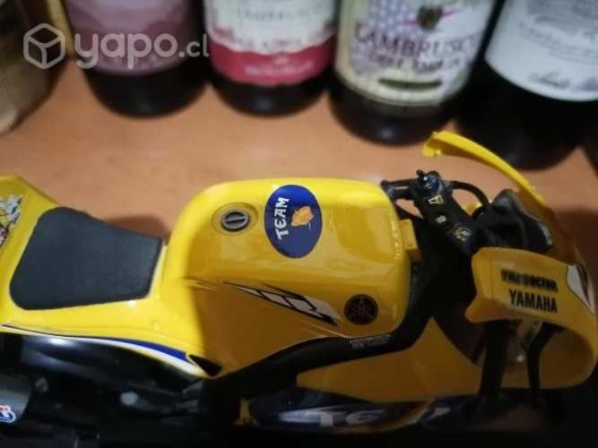 Yamaha yzr m1- valentino rossi ref: 13762