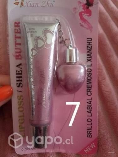 Brillo labial hermoso con mini labial de corazon