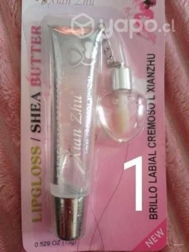 Brillo labial hermoso con mini labial de corazon