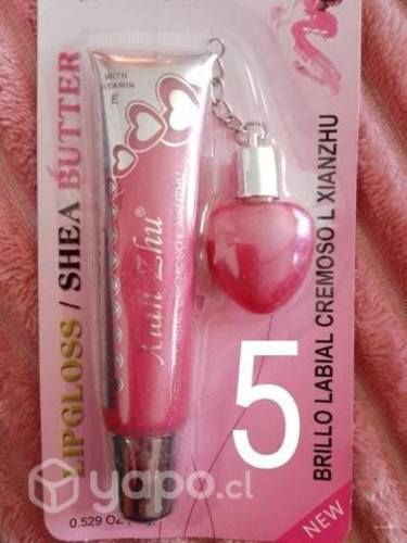 Brillo labial hermoso con mini labial de corazon