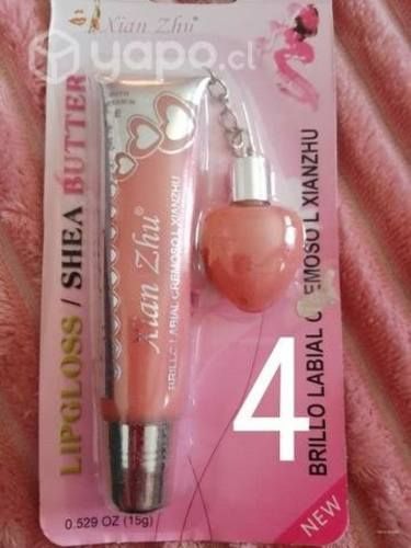 Brillo labial hermoso con mini labial de corazon