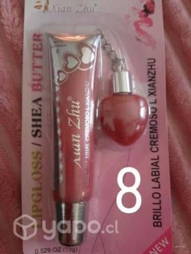 Brillo labial hermoso con mini labial de corazon