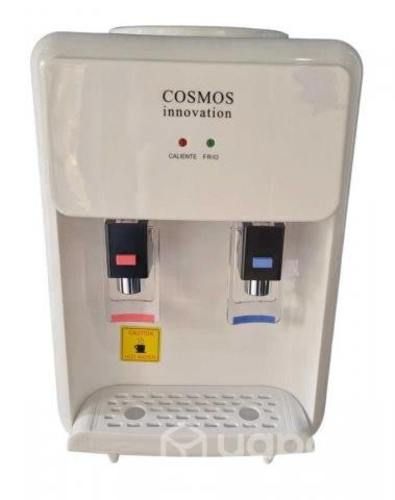 Dispensador de agua sobre mesa con ventilador