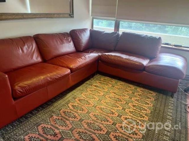 Sofá 3 cuerpos en L rojo oscuro eco cuero. Indepen