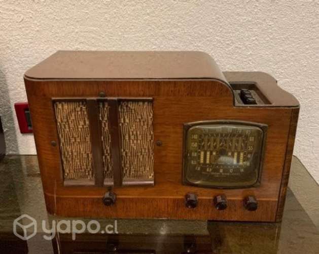 Radio antigua de madera con tubos marca SANTINEL