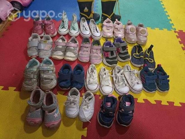 Surtidos de zapatillas, y botines de niña