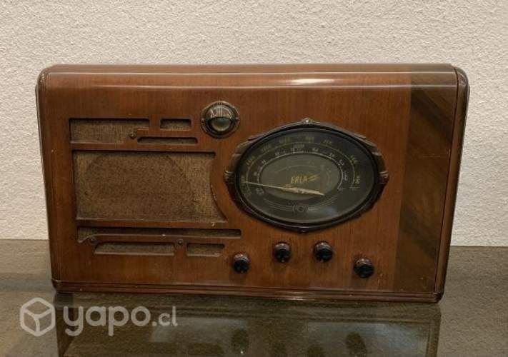 Radio antigua de madera con tubos marca Erla