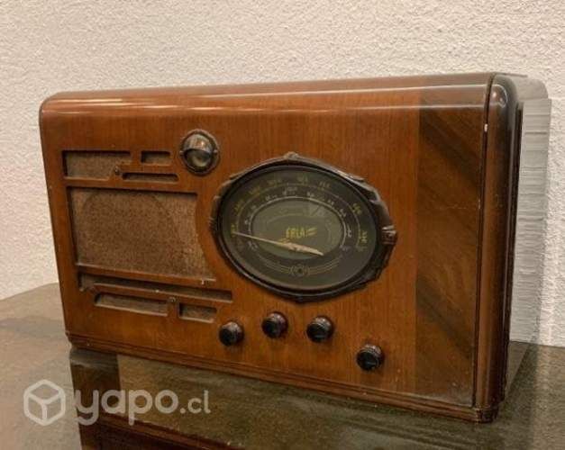 Radio antigua de madera con tubos marca Erla