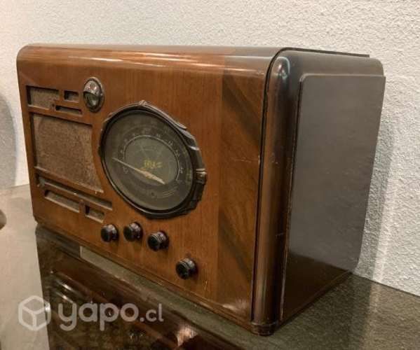 Radio antigua de madera con tubos marca Erla