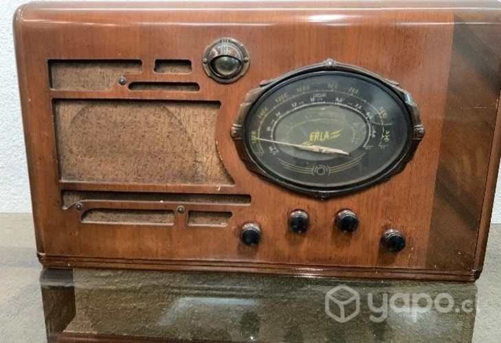 Radio antigua de madera con tubos marca Erla