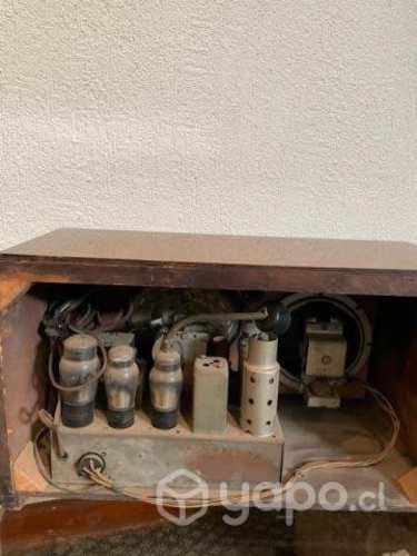 Radio antigua de madera con tubos marca Erla