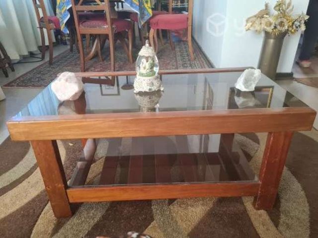 Mesa centro con vidrio de vase y la parte de abajo