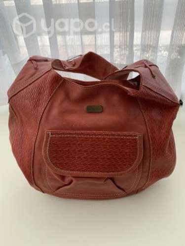 Cartera de cuero roja marca exótica