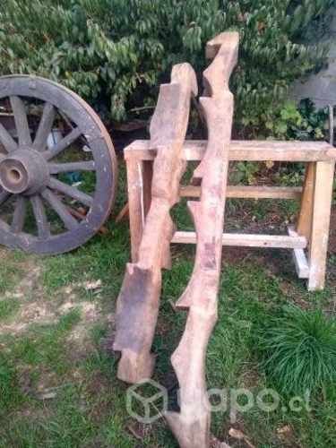 Antiguos yugos madera nativa