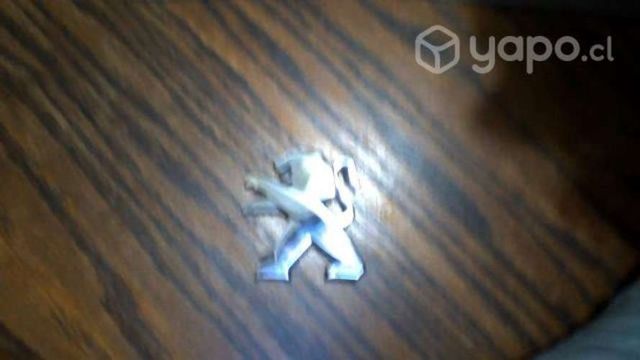 Insignia emblema peugeut