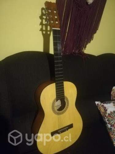 Guitarra acústica en excelente estado afinada