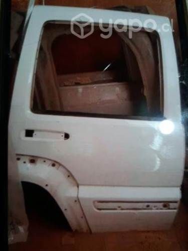 Puerta trasera derecha jeep liberty 2002-05