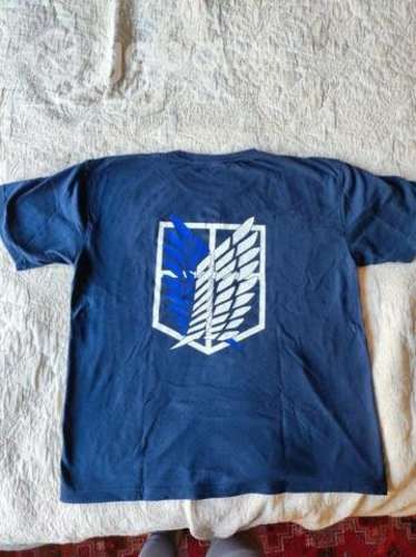 Polera Attack of Titan. 100% algodón talla L