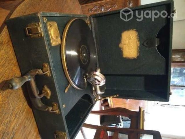 Antigua vitrola de maleta