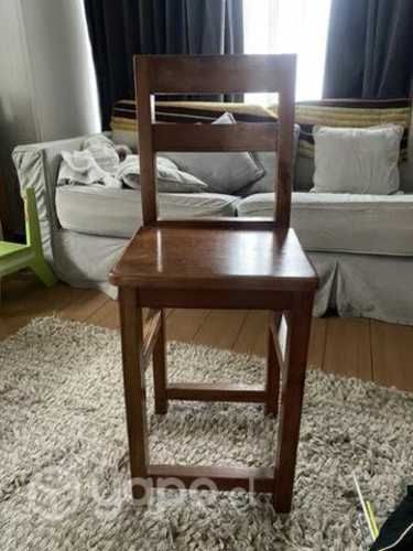Silla madera sólida alta, tipo bar o escritorio.