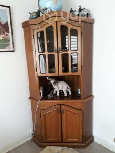 Bonito esquinero con vitrina de madera nativa