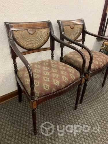 Sitial de madera y ratan. Hay 2 disponibles.