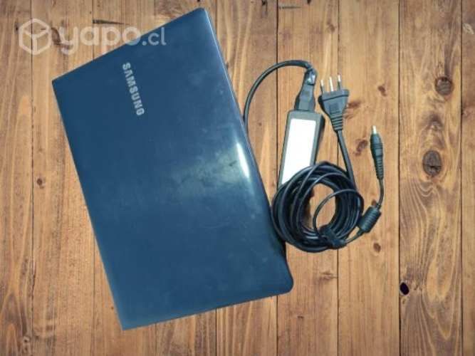 Laptop Samsung de 8GB y 228 de Almacenamiento