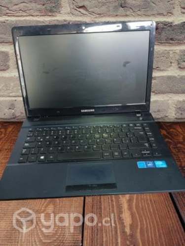 Laptop Samsung de 8GB y 228 de Almacenamiento