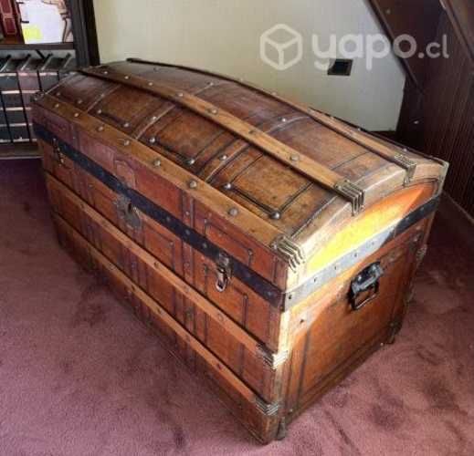 Baul antiguo de madera con cuero, perfecto estado