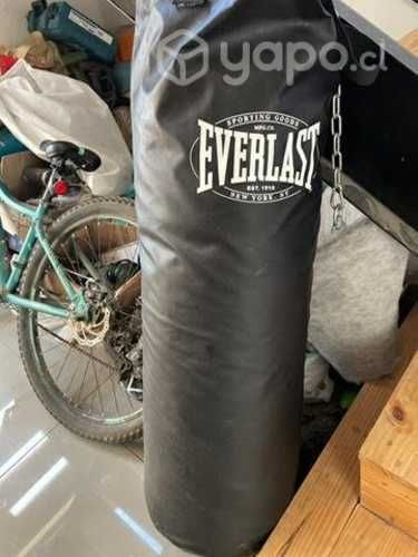 Saco de boxeo y guantes MMA