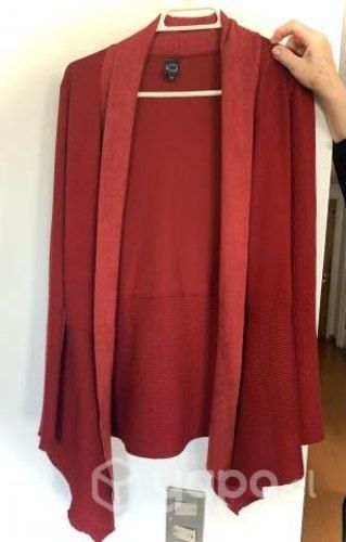 Chaleco color burdeo, marca IO, talla M