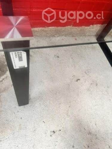 Mesa de vidrio grande sin sillas
