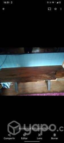 Mueble rústico. Con patas de fierro.
