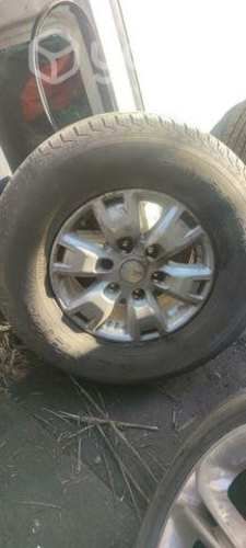 Llanta Ford Ranger 3.2 original neumático impecabl