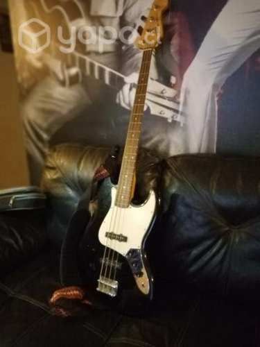 Bajo Squier by Fender Jbass+ amplificador+funda