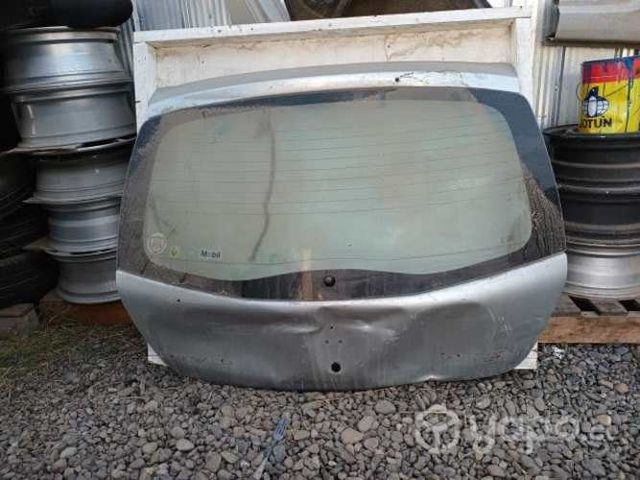 Portalón Trasero Sandero Completo con detalle