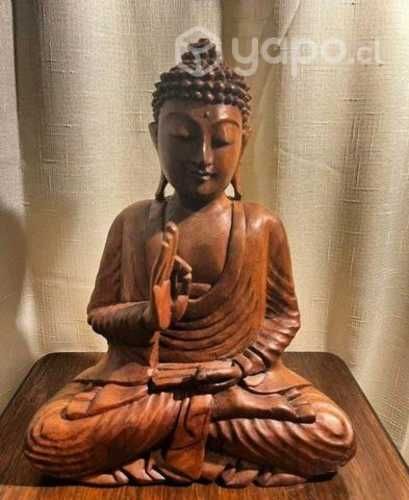 Hermoso y delicado Buda de madera
