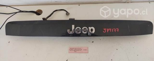 Moldura Con Faroles Patente (JPT177) Jeep Patriot