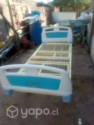 Cama clínica en buen estado