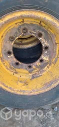 Llanta delantera de retroexcavadora john deere