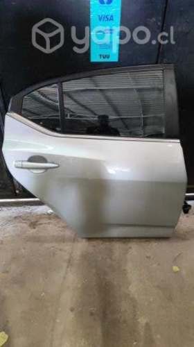 Puerta trasera derecha nissan sentra