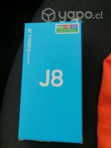 Celular j8