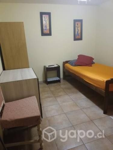 Se arrienda pieza con estacionamiento