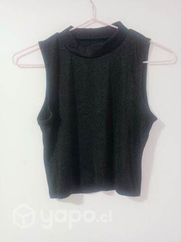 Crop negro cuello alto sin mangas